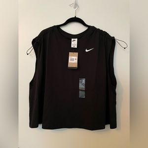Nike Women’s Plus loose fit, cropped tank. SZ 2X. NWT, never worn.